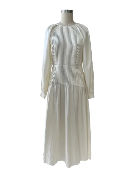 Weißes Kleid mit langen Ärmeln
